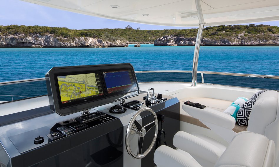 Ocean Alexander 85 Motoryacht Gen 3, Helm Station