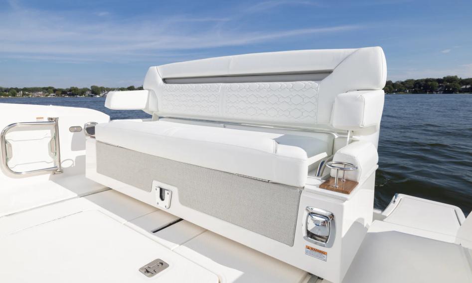 Tiara 34LS, Deck Area