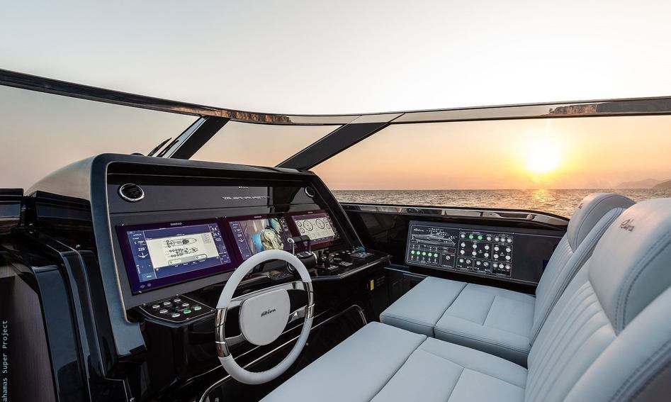 Riva 76&#039; Bahamas Super, Helm Station