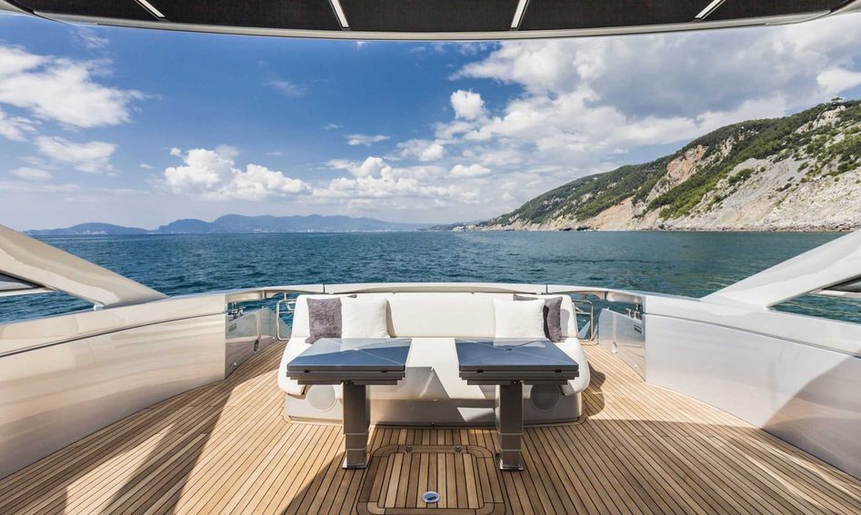 Pershing 70, Deck Area