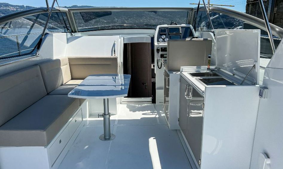 Rodman Spirit 31 Open Gen 2, Helm Station