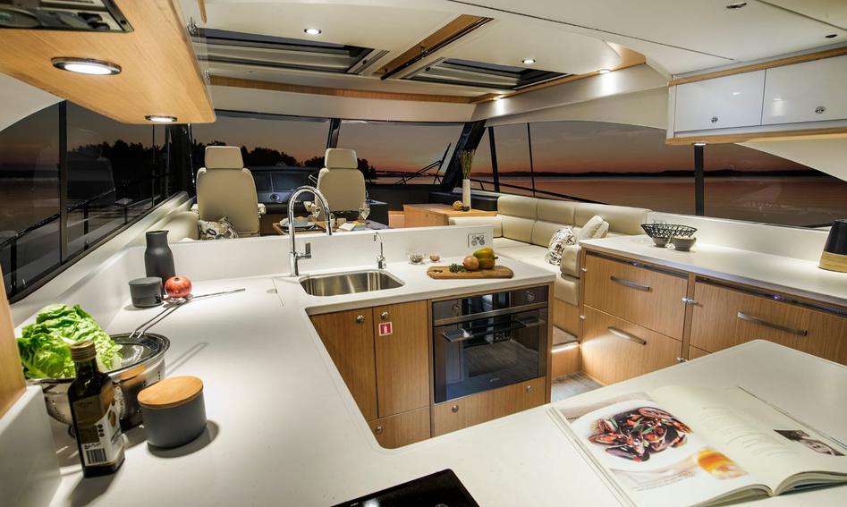 Riviera 525 SUV, Interior