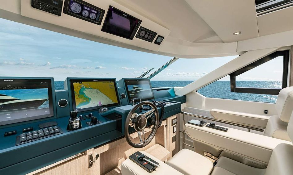 Monte Carlo Yachts MCY 76 Skylounge, Helm Station