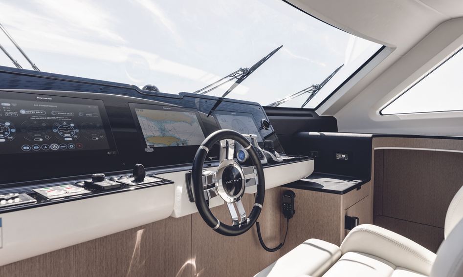 Azimut Grande 26M, Helm Station