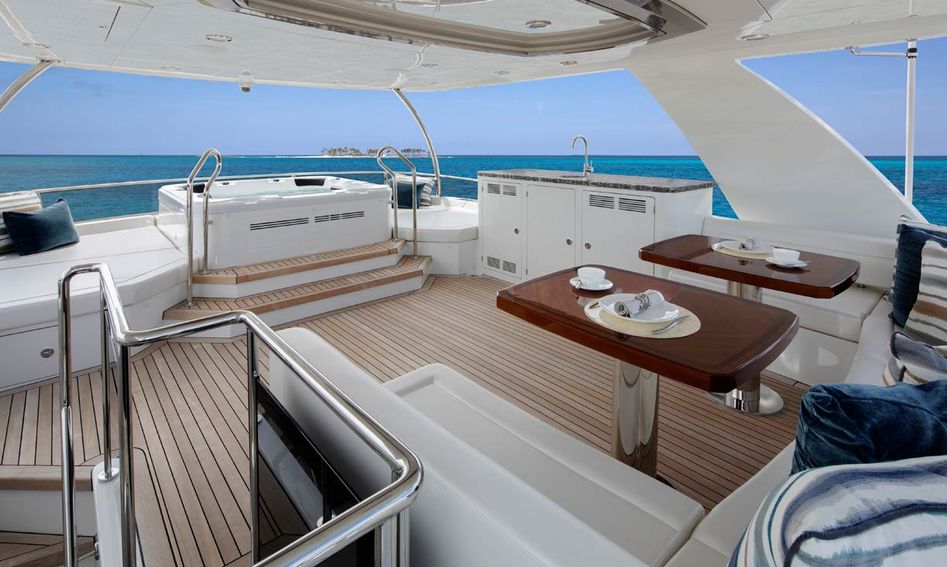 Ocean Alexander 36L, Deck Area