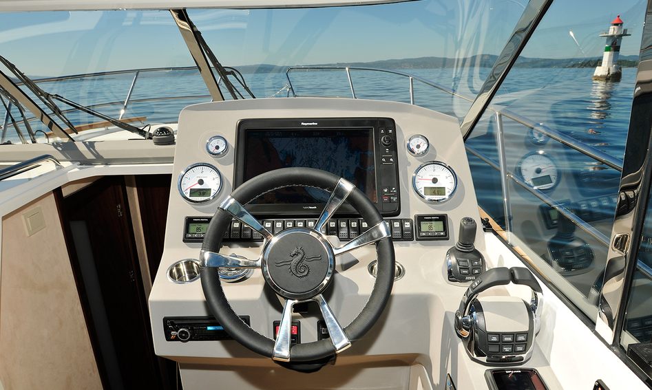 Marex 375 Marex Mk2, Helm Station