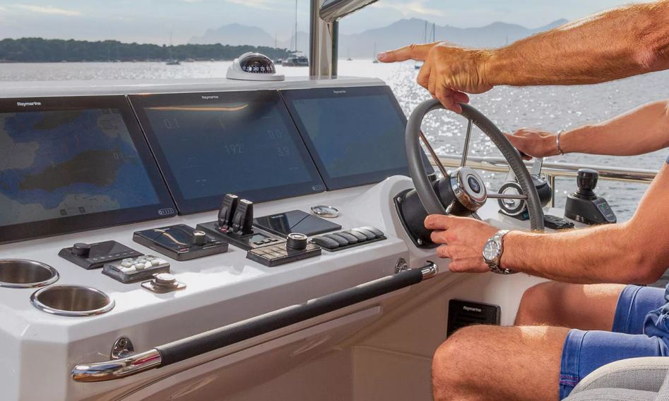 Beneteau Grand Trawler 63 , Helm Station