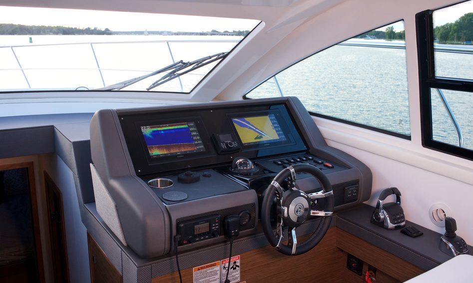 Cruisers 46 Cantius, Helm Station