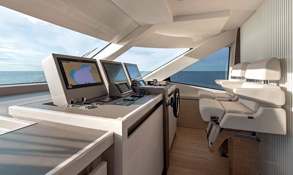 Monte Carlo Yachts MCY 105 Skylounge, Helm Station