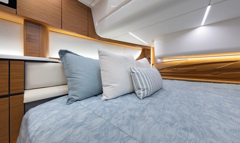 Tiara 39LS, Accommodation