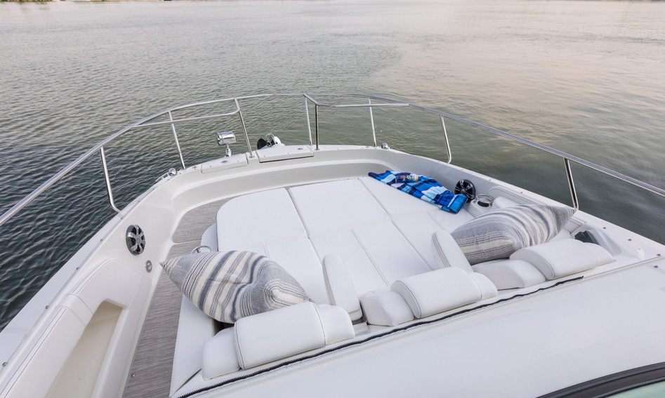 Sea Ray Sundancer 320 Coupe, Deck Area