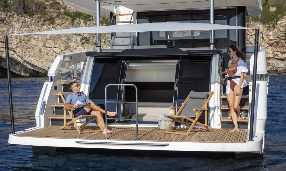 Absolute Navetta 64, Beach Club