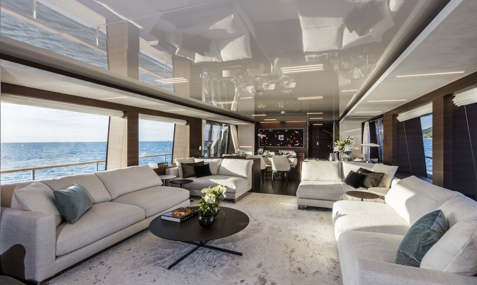 Custom Line Navetta 37, Interior