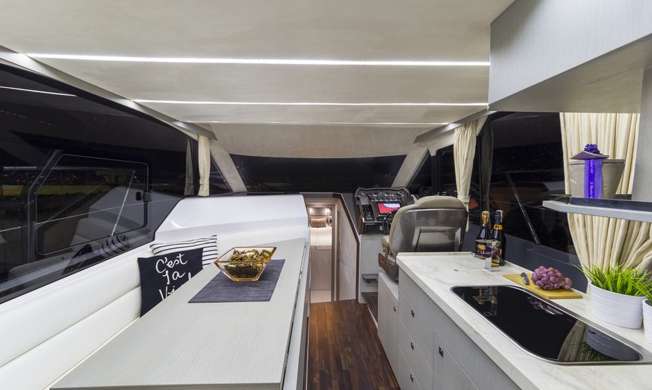 Galeon 360 Fly, Interior