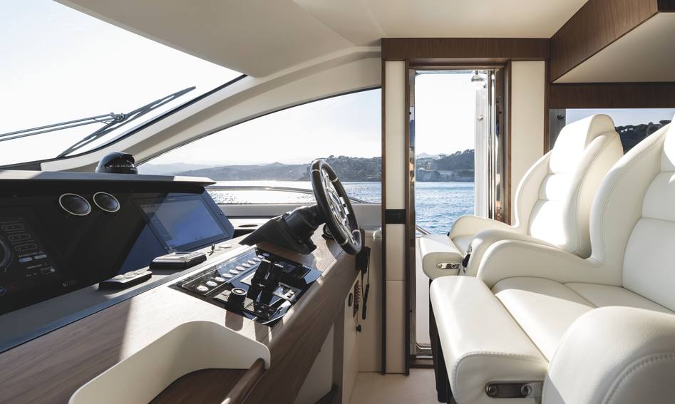 Azimut Fly 72 Mk3, Helm Station