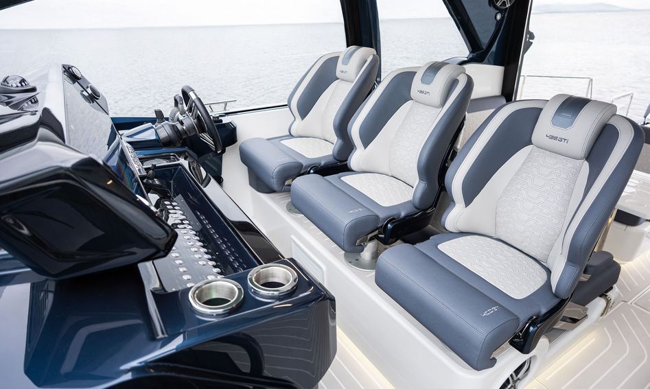 Galeon 435 GTI , Helm Station