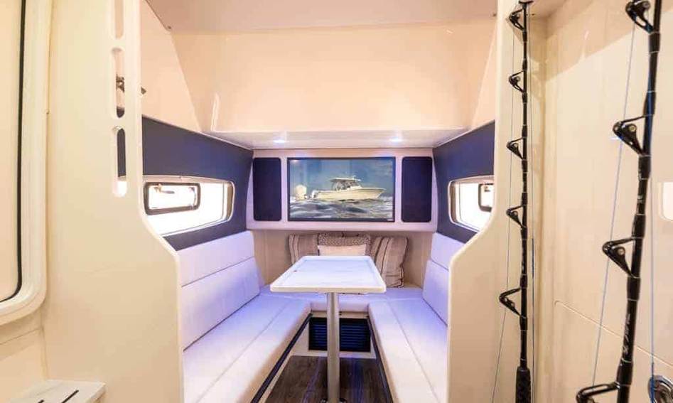 Scout 400 LXF, Interior
