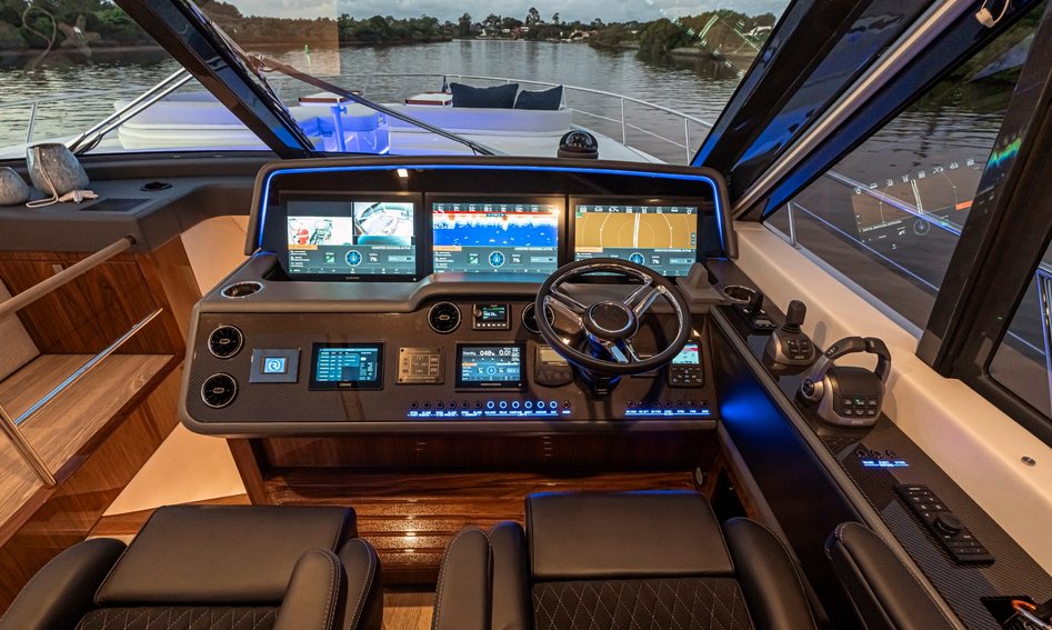 Riviera 6800 Sport Yacht Platinum Edition, Helm Station