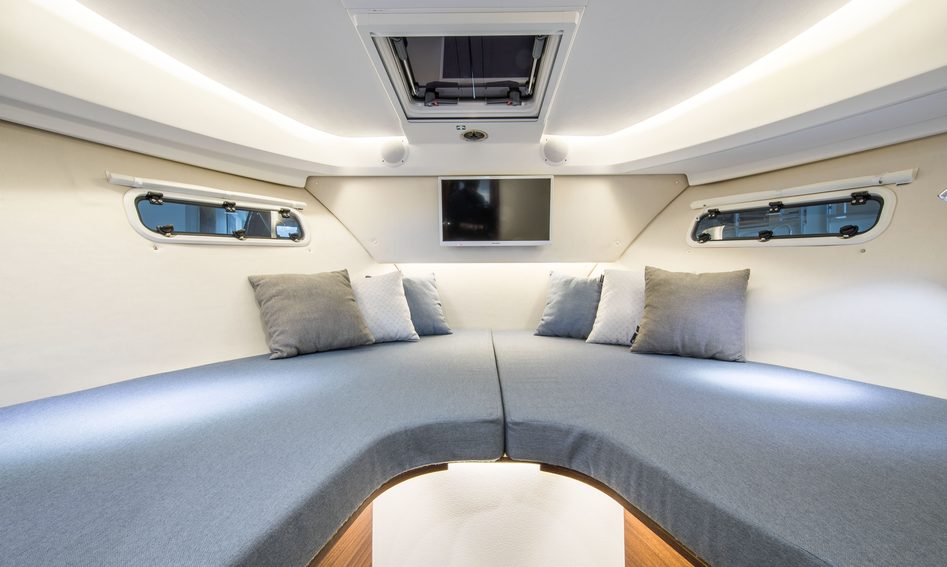 Nimbus 305 Drophead, Accommodation