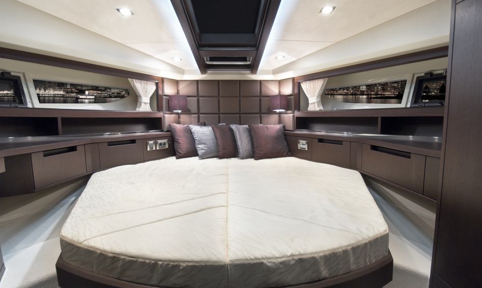 Galeon 430 HTC, Accommodation