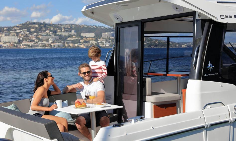 Jeanneau Merry Fisher 895  Mk1, Deck Area