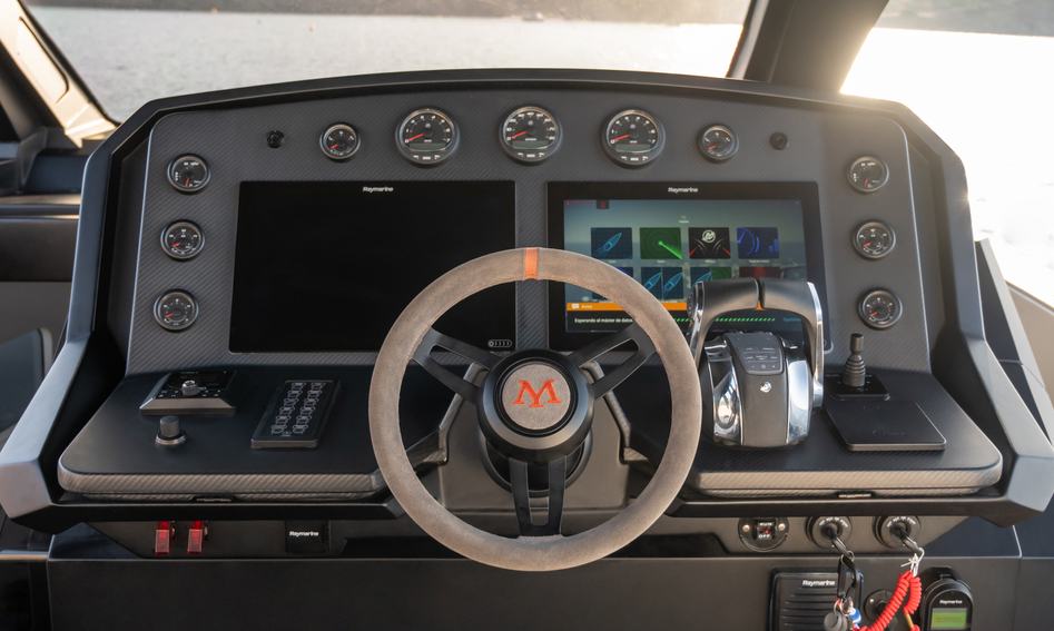 Maxim Yachts MAX43 Comfort, Helm Station