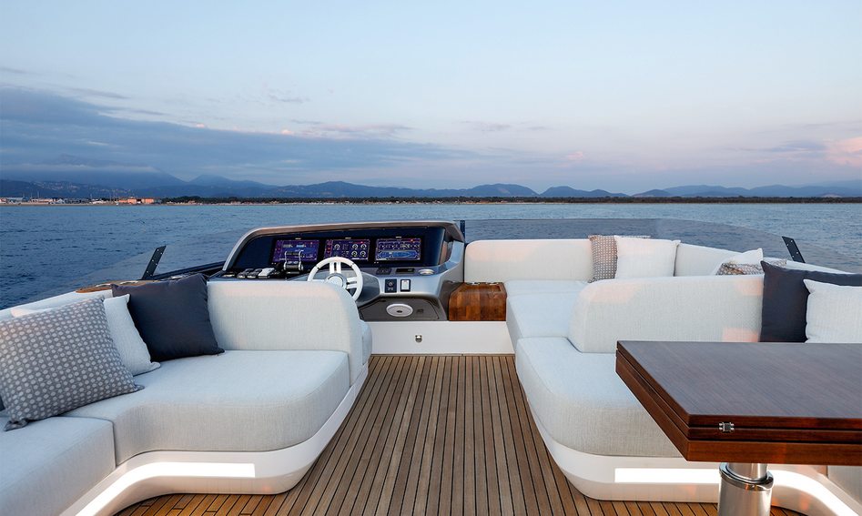 Azimut S10, Fly Deck/Sportdeck