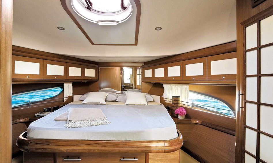 Mochi Craft Dolphin 54, Accommodation