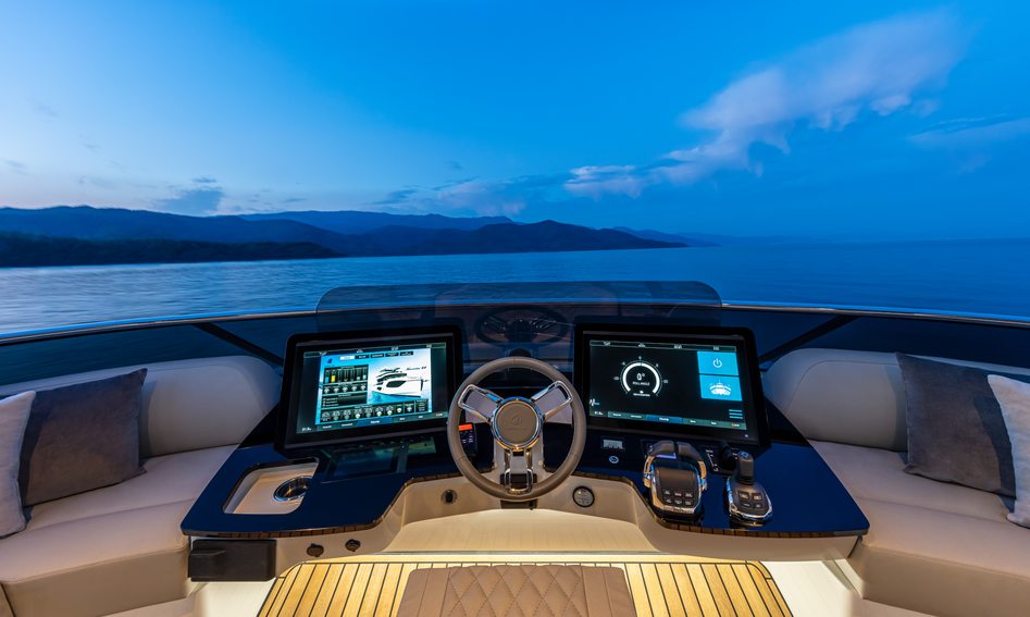 Absolute Navetta 64, Helm Station