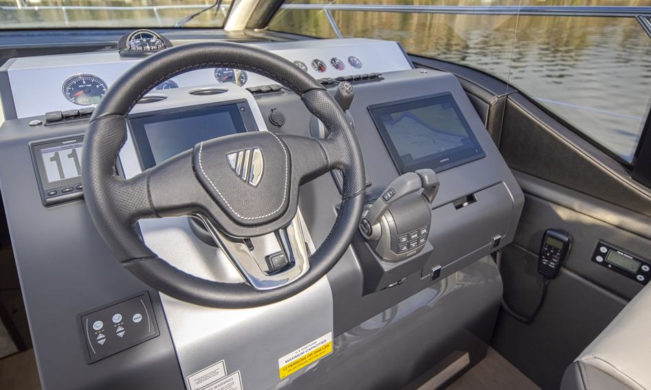 Fairline Targa 45 GT, Helm Station