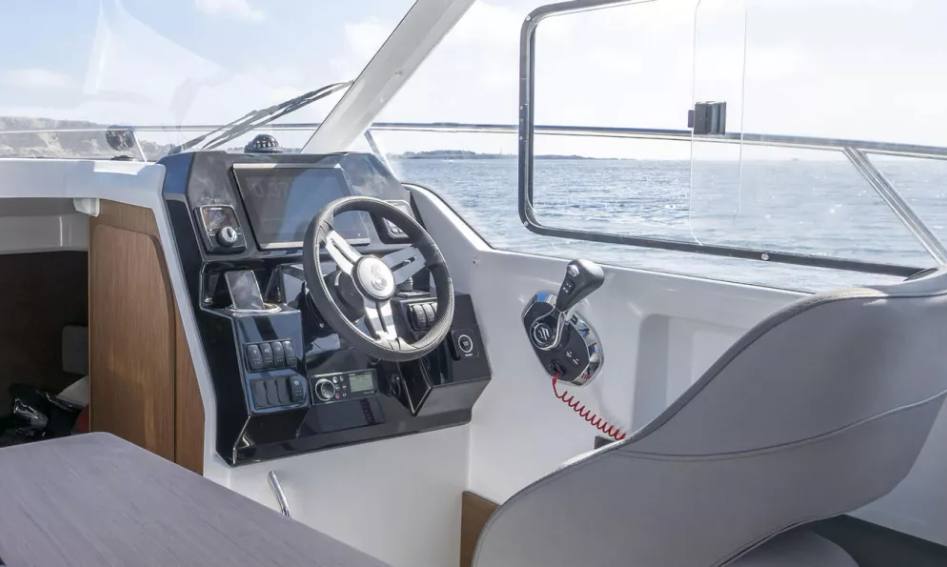 Beneteau Yachts Antares 8 Fishing , Helm Station