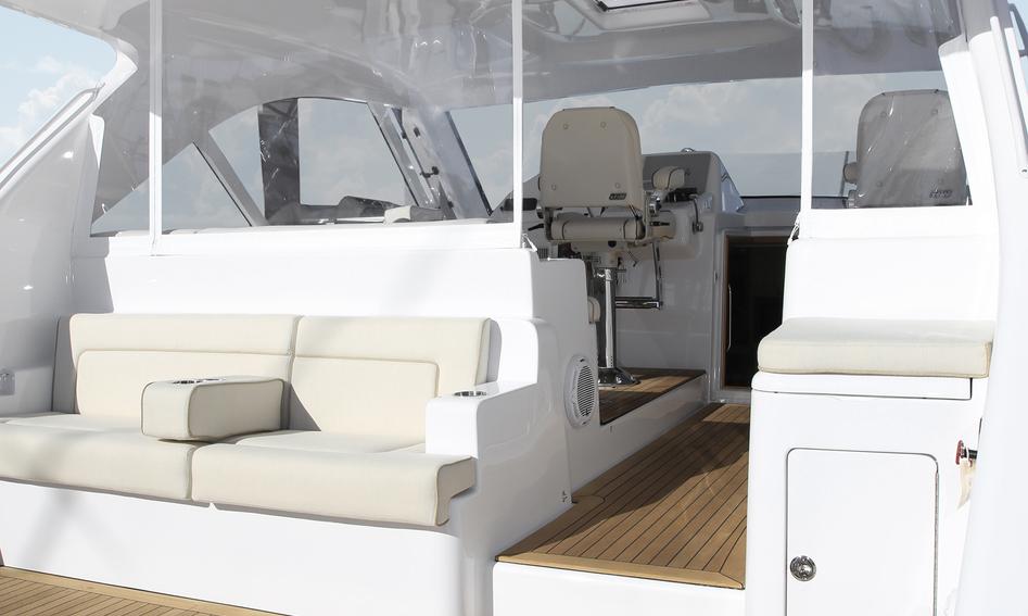 Hatteras GT45X Cruiser, Deck Area