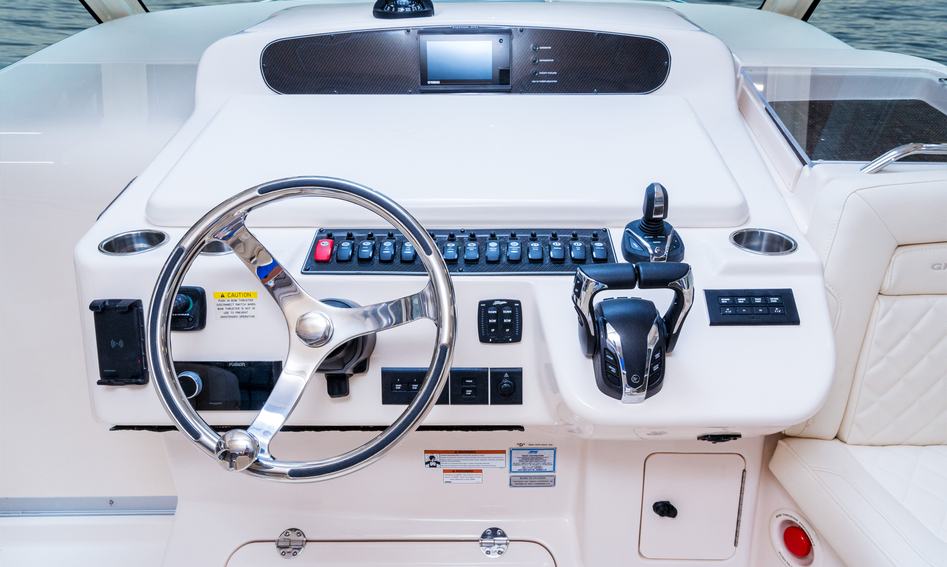 Grady-White Express 370 , Helm Station