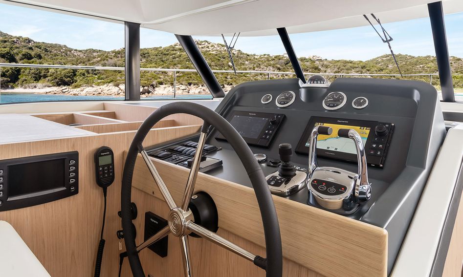 Beneteau Swift Trawler 47, Helm Station