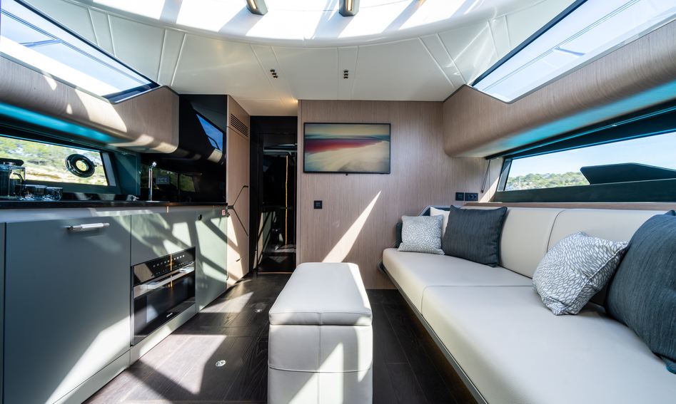 Sunseeker Superhawk 55, Interior