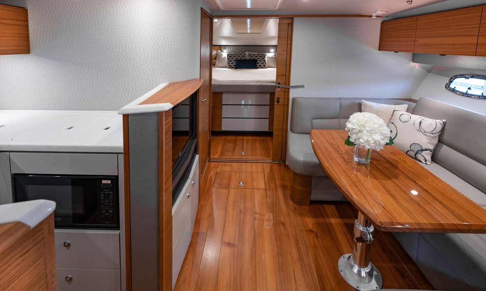 Tiara 39 Open, Interior