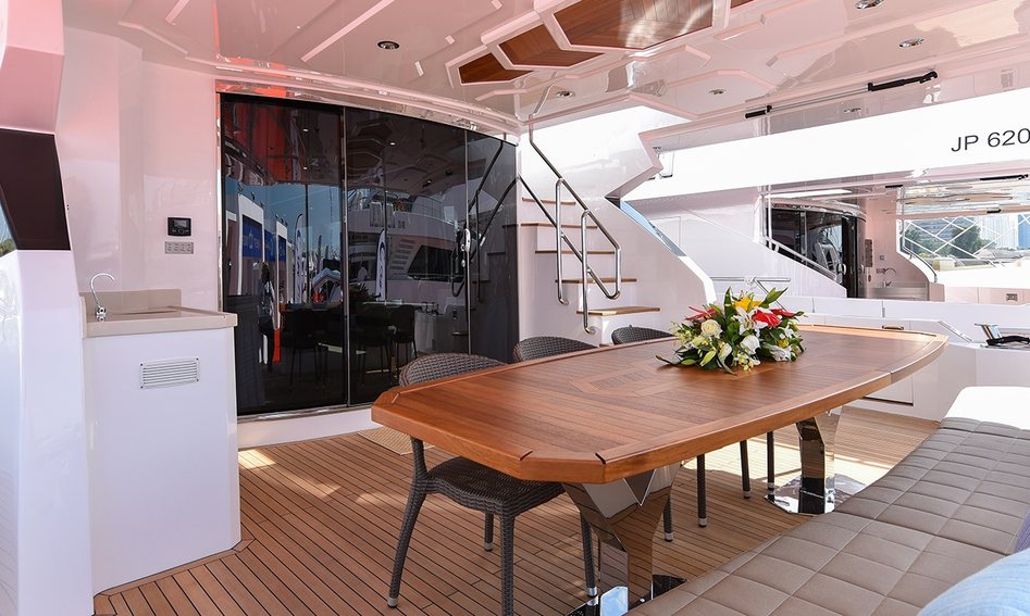 Gulf Craft Majesty 90, Deck Area