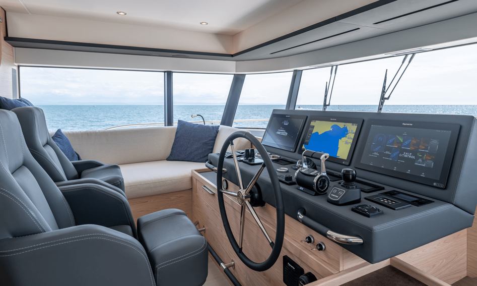 Beneteau Grand Trawler 62, Helm Station