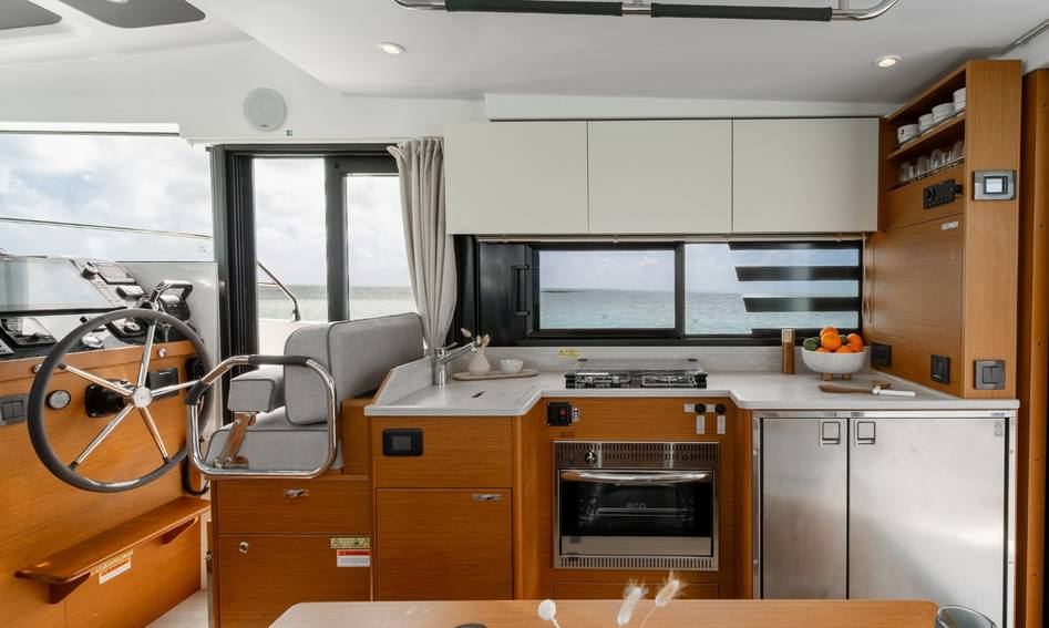 Beneteau Swift Trawler 37 Fly , Helm Station
