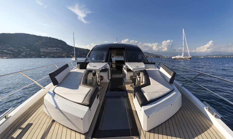 Galeon 650 Skydeck, Deck Area