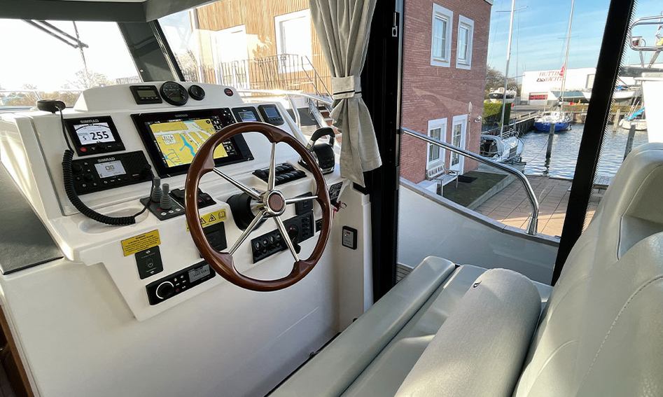 Delphia 12 Flylounge, Helm Station