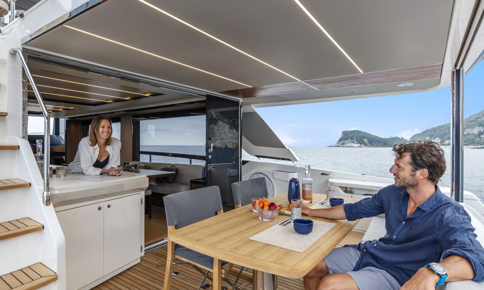 Absolute Navetta 68, Deck Area