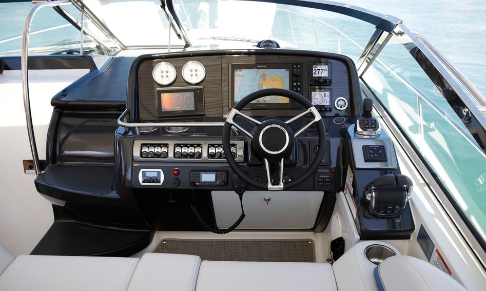 Formula 40 Performance Cruiser, Helm Station