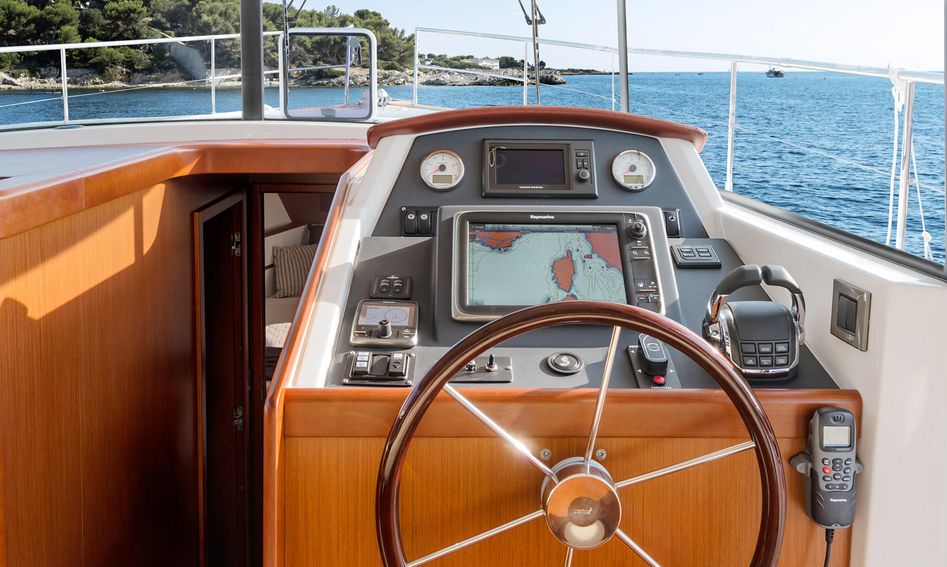 Beneteau Swift Trawler 44, Helm Station