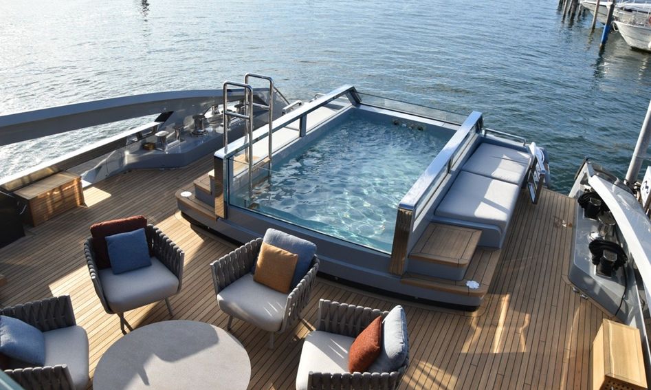 Ocean King Doge 400 GT , Deck Area