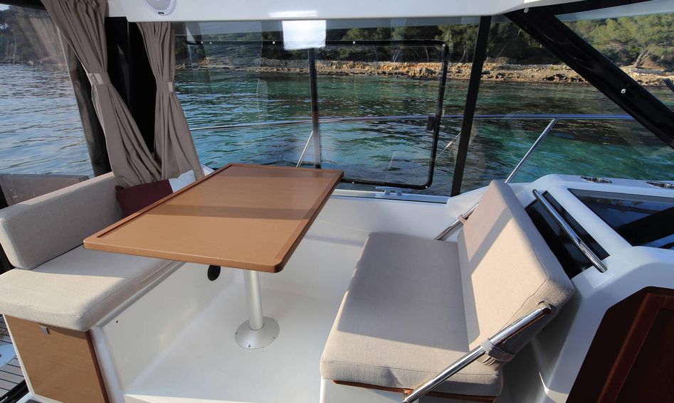 Jeanneau Merry Fisher 895  Mk1, Interior