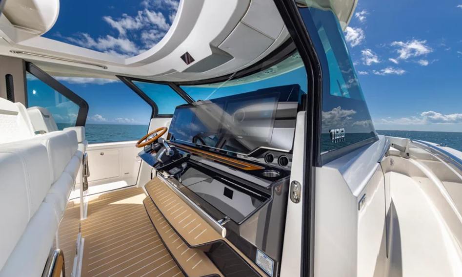 Tiara 56LS, Interior