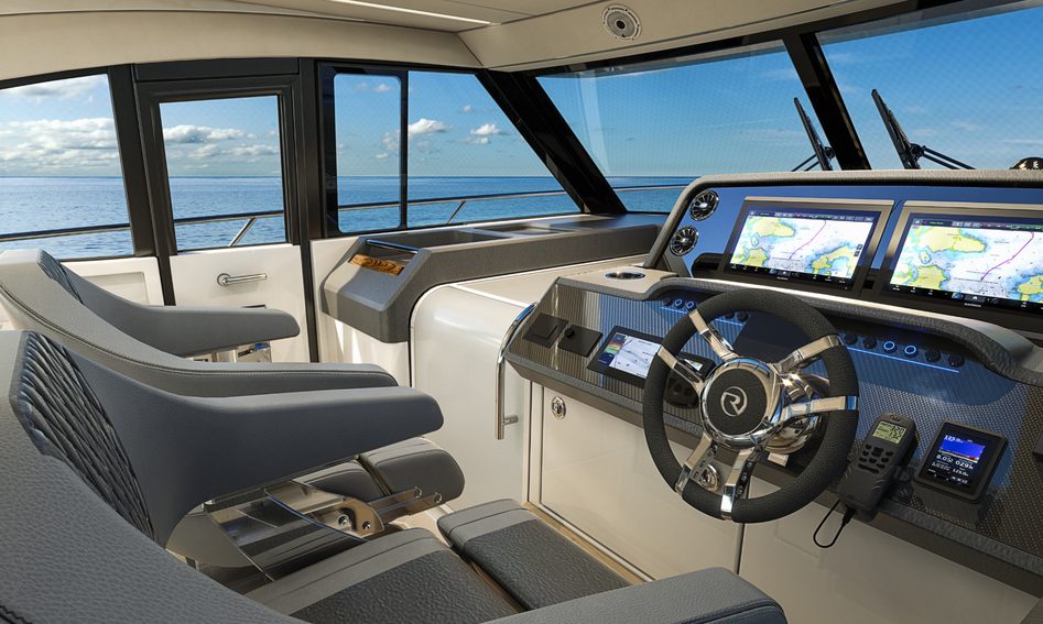 Riviera 4300 Sports Express , Helm Station