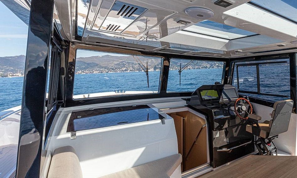 Sundeck 430 Cruiser, Helm Station