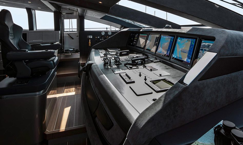 Mangusta GranSport 54, Helm Station